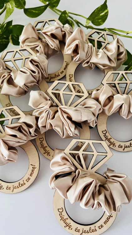 gumka-scrunchie-do-wlosow-podziekowania-z-dedykacja-personalizowane-na-wieczor-panienski-dla-dziewczyn-team-bride (5).JPG