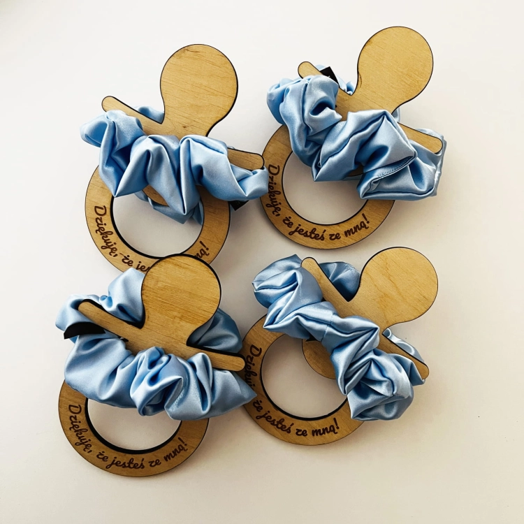 podziekowania-upominki-na-baby-shower-gender-reveal-smoczek-dla-dziecka-ze-sklejki-prezent (1).JPG