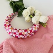 kolekcja-akcesoriow-do-wlosow-na-lato-gumka-scrunchie-opaska-czepek-kokarda-na-spince-kratka-roz-pomaranczowy-fizz-autorski-wzor (15).JPG