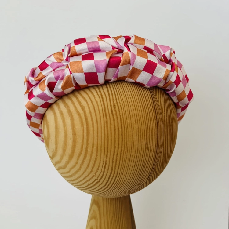 kolekcja-akcesoriow-do-wlosow-na-lato-gumka-scrunchie-opaska-czepek-kokarda-na-spince-kratka-roz-pomaranczowy-fizz-autorski-wzor (10).JPG
