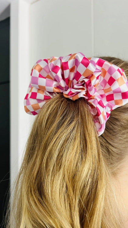 kolekcja-akcesoriow-do-wlosow-na-lato-gumka-scrunchie-opaska-czepek-kokarda-na-spince-kratka-roz-pomaranczowy-fizz-autorski-wzor (7).JPG