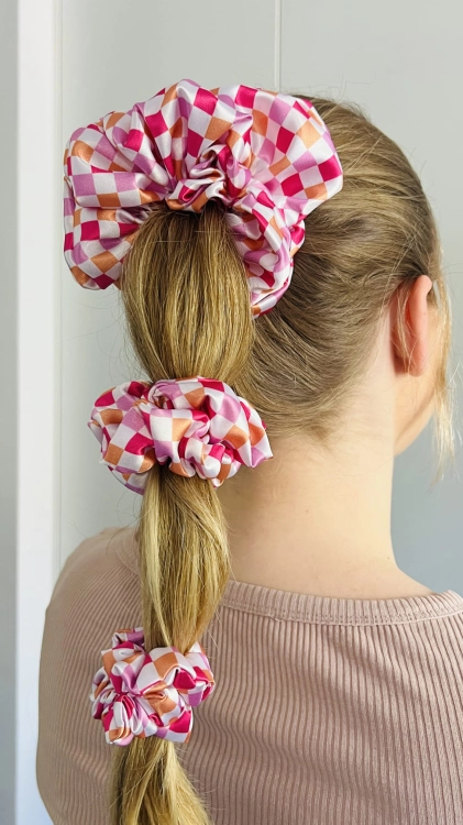 kolekcja-akcesoriow-do-wlosow-na-lato-gumka-scrunchie-opaska-czepek-kokarda-na-spince-kratka-roz-pomaranczowy-fizz-autorski-wzor (8).JPG