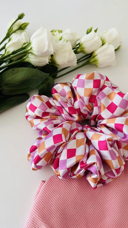 kolekcja-akcesoriow-do-wlosow-na-lato-gumka-scrunchie-opaska-czepek-kokarda-na-spince-kratka-roz-pomaranczowy-fizz-autorski-wzor (24).JPG