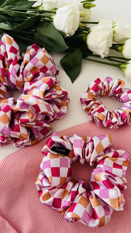 kolekcja-akcesoriow-do-wlosow-na-lato-gumka-scrunchie-opaska-czepek-kokarda-na-spince-kratka-roz-pomaranczowy-fizz-autorski-wzor (31).JPG