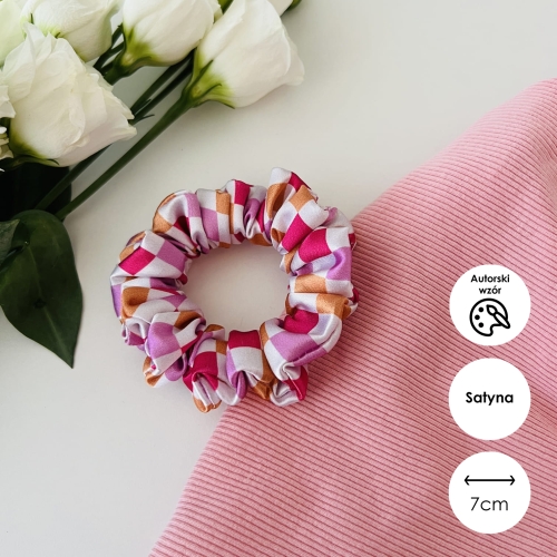 kolekcja-akcesoriow-do-wlosow-na-lato-gumka-scrunchie-opaska-czepek-kokarda-na-spince-kratka-roz-pomaranczowy-fizz-autorski-wzor (2).jpg