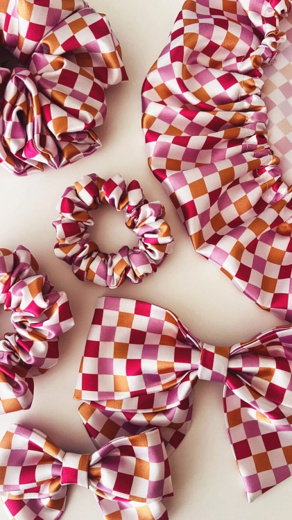 kolekcja-akcesoriow-do-wlosow-na-lato-gumka-scrunchie-opaska-czepek-kokarda-na-spince-kratka-roz-pomaranczowy-fizz-autorski-wzor (3).JPG