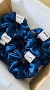 granatowa-niebieska-gumka-scrunchie-jedwabna-do-wlosow (1).JPG