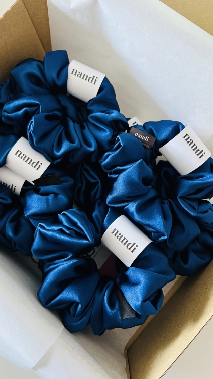 granatowa-niebieska-gumka-scrunchie-jedwabna-do-wlosow (1).JPG