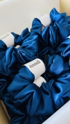 granatowa-niebieska-gumka-scrunchie-jedwabna-do-wlosow (3).JPG