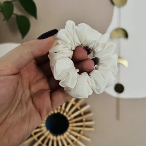 Jedwabna gumka do włosów scrunchie MINI Kremowa