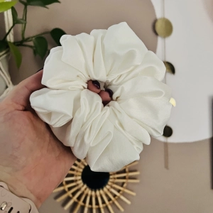 Jedwabna gumka do włosów scrunchie XXL Kremowa