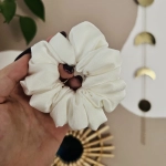 Jedwabna gumka do włosów scrunchie MIDI Kremowa