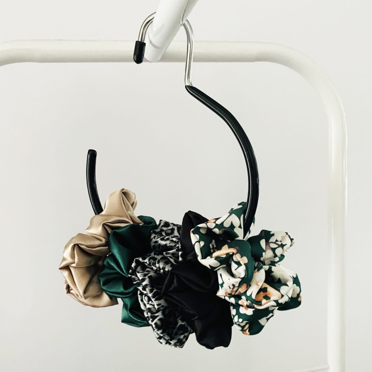 organizer-na-gumki-scrunchie-wiszacy-do-szafy-przybornik-organizator-na-akcesoria (6).jpg