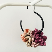 organizer-na-gumki-scrunchie-wiszacy-do-szafy-przybornik-organizator-na-akcesoria (7).jpg
