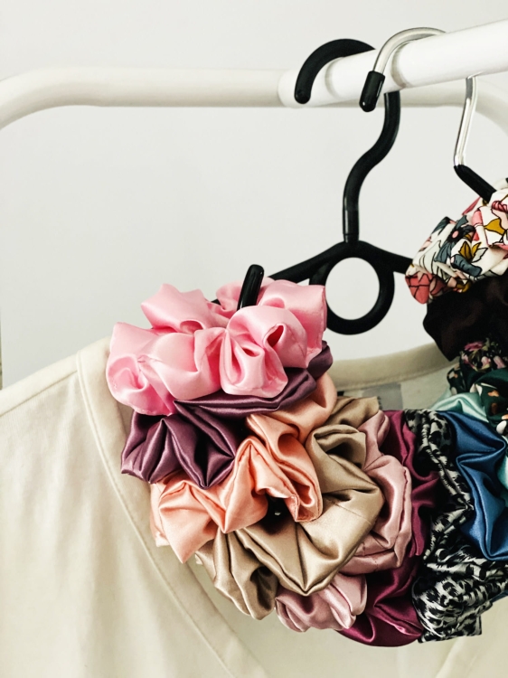 organizer-na-gumki-scrunchie-wiszacy-do-szafy-przybornik-organizator-na-akcesoria (9).jpg