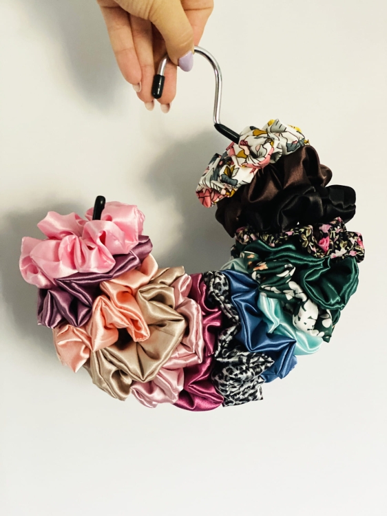 organizer-na-gumki-scrunchie-wiszacy-do-szafy-przybornik-organizator-na-akcesoria (10).jpg