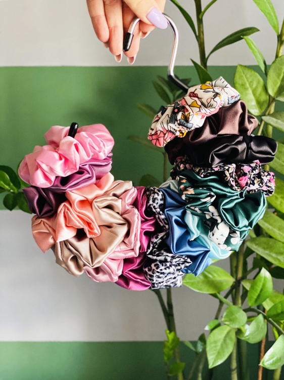 organizer-na-gumki-scrunchie-wiszacy-do-szafy-przybornik-organizator-na-akcesoria (11).jpg