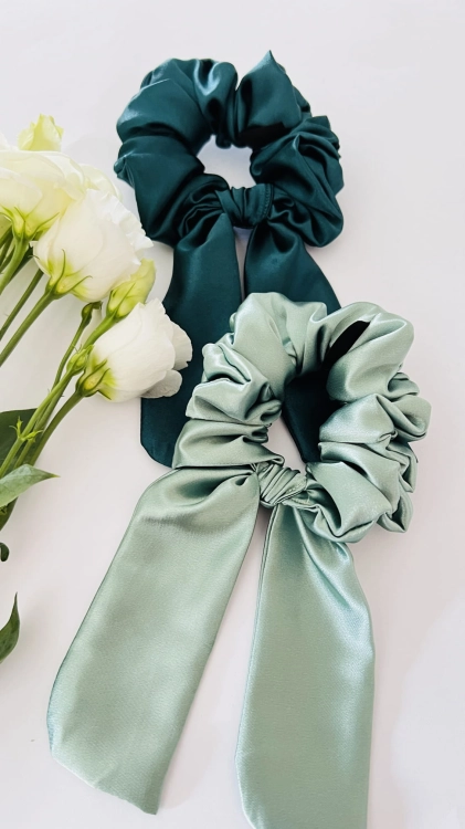 szmaragdowa-zielona-gumka-do-wlosow-rownowaga-peh-metoda-omo-mycie-wlosow-scrunchie (1).JPG