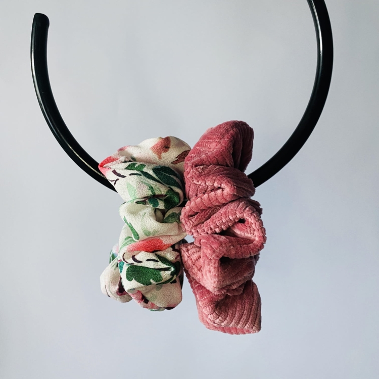 organizer-na-gumki-scrunchie-wiszacy-do-szafy-przybornik-organizator-na-akcesoria (14).jpg