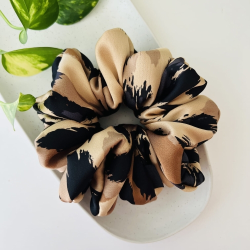 satynowa-gumka-do-wlosow-scrunchie-pantera (2).jpg