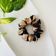 satynowa-gumka-do-wlosow-scrunchie-pantera (1).jpg