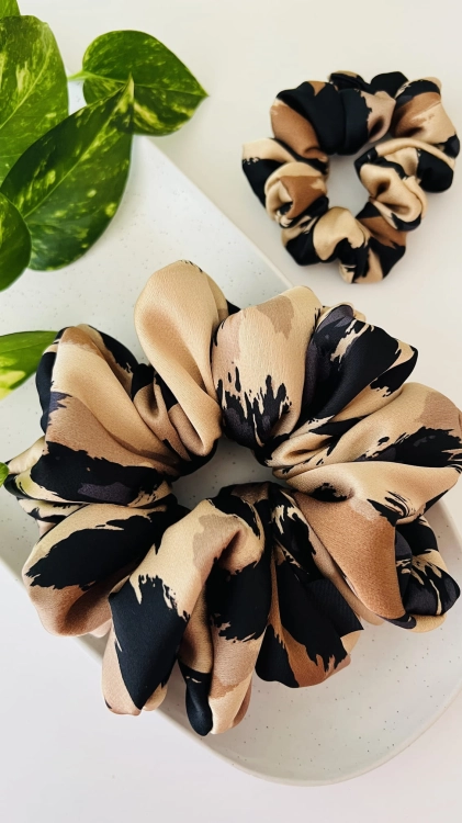 satynowa-gumka-do-wlosow-scrunchie-pantera (3).jpg