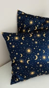 poszewka-na-poduszke-satynowa-celestial-astrologia-gwiazdy-ksiezyce-wzor-autorski-granatowa-niebieska (5).JPG