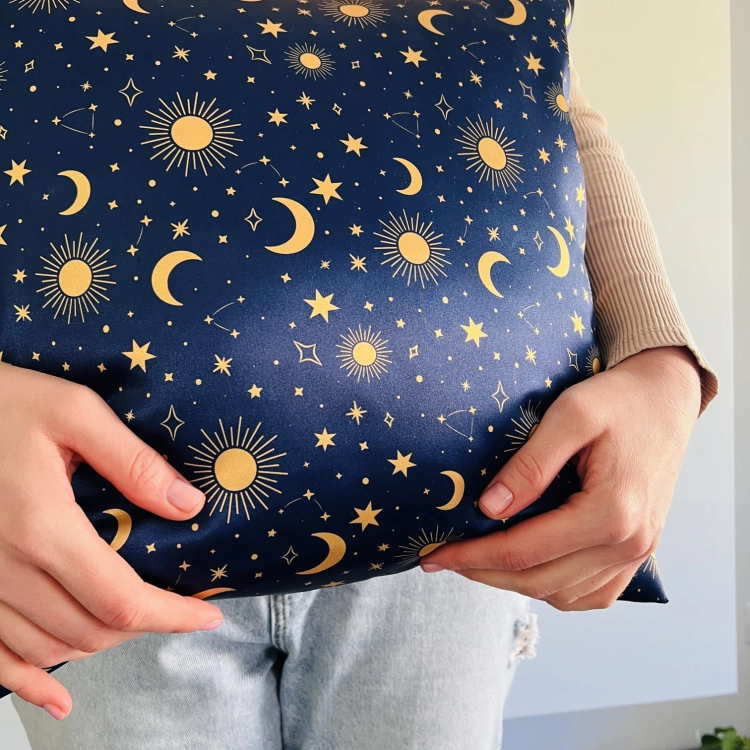 poszewka-na-poduszke-satynowa-celestial-astrologia-gwiazdy-ksiezyce-wzor-autorski-granatowa-niebieska (3).JPG