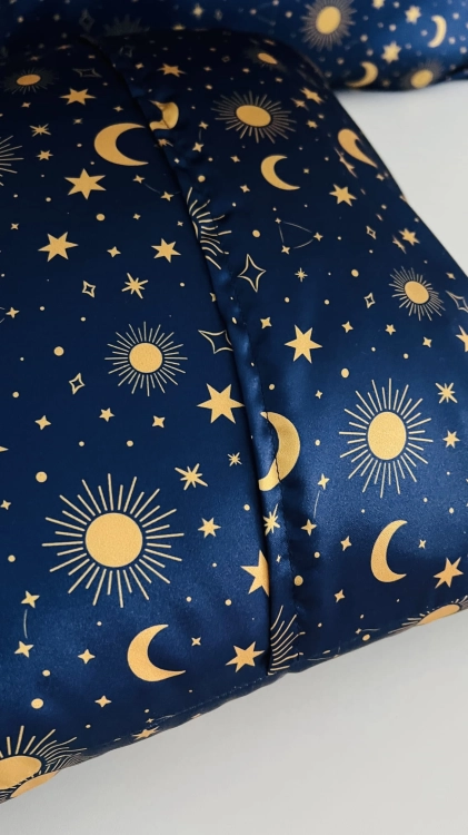 poszewka-na-poduszke-satynowa-celestial-astrologia-gwiazdy-ksiezyce-wzor-autorski-granatowa-niebieska (6).JPG