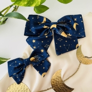 kokarda-do-wlosow-dla-dziewczynki-kobiety-whimsy-celestial-handmade-ksiezyce-gwiazdy-gwiazdozbiory-granatowa-niebieska-ciemna (5).JPG