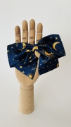 kokarda-do-wlosow-dla-dziewczynki-kobiety-whimsy-celestial-handmade-ksiezyce-gwiazdy-gwiazdozbiory-granatowa-niebieska-ciemna (7).JPG