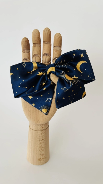 kokarda-do-wlosow-dla-dziewczynki-kobiety-whimsy-celestial-handmade-ksiezyce-gwiazdy-gwiazdozbiory-granatowa-niebieska-ciemna (7).JPG
