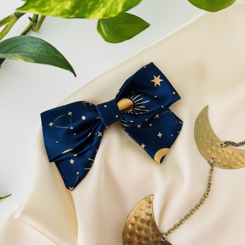 kokarda-do-wlosow-dla-dziewczynki-kobiety-whimsy-celestial-handmade-ksiezyce-gwiazdy-gwiazdozbiory-granatowa-niebieska-ciemna (4).JPG