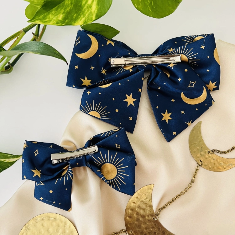 kokarda-do-wlosow-dla-dziewczynki-kobiety-whimsy-celestial-handmade-ksiezyce-gwiazdy-gwiazdozbiory-granatowa-niebieska-ciemna (6).JPG