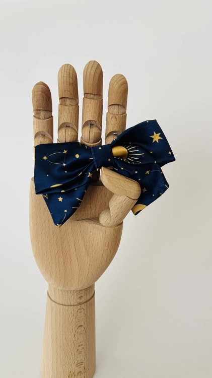 kokarda-do-wlosow-dla-dziewczynki-kobiety-whimsy-celestial-handmade-ksiezyce-gwiazdy-gwiazdozbiory-granatowa-niebieska-ciemna (8).JPG