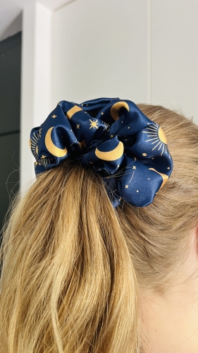 gumka-scrunchie-frotka-skranczi-celestial-luna-ksiezyce-astrologia-gwizdy-zodiak-gwiazdy-gwiazdozbiory-granatowa (7).JPG