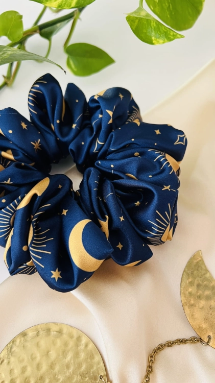 gumka-scrunchie-frotka-skranczi-celestial-luna-ksiezyce-astrologia-gwizdy-zodiak-gwiazdy-gwiazdozbiory-granatowa (10).JPG