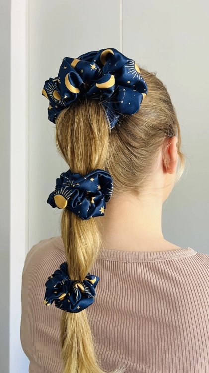 gumka-scrunchie-frotka-skranczi-celestial-luna-ksiezyce-astrologia-gwizdy-zodiak-gwiazdy-gwiazdozbiory-granatowa (8).JPG