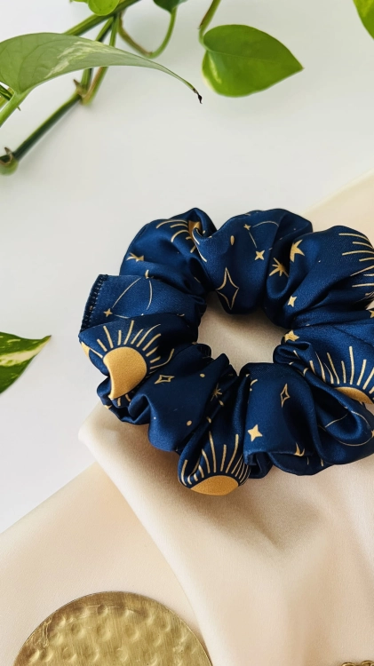 gumka-scrunchie-frotka-skranczi-celestial-luna-ksiezyce-astrologia-gwizdy-zodiak-gwiazdy-gwiazdozbiory-granatowa (11).JPG