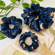 gumka-scrunchie-frotka-skranczi-celestial-luna-ksiezyce-astrologia-gwizdy-zodiak-gwiazdy-gwiazdozbiory-granatowa (14).JPG