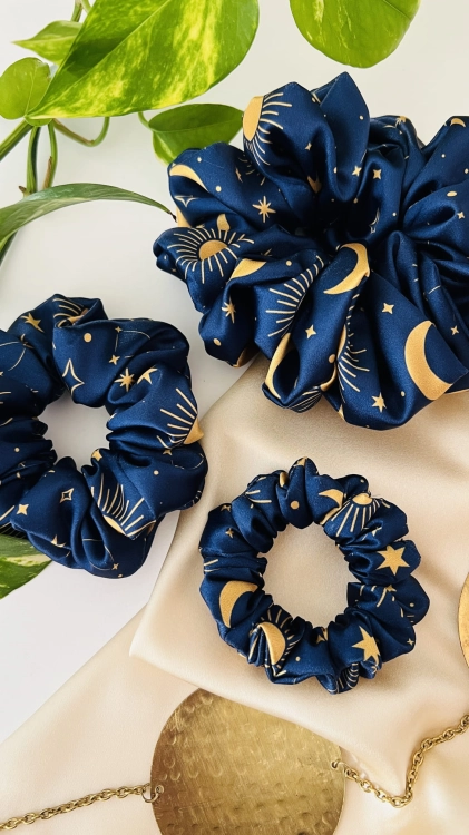 gumka-scrunchie-frotka-skranczi-celestial-luna-ksiezyce-astrologia-gwizdy-zodiak-gwiazdy-gwiazdozbiory-granatowa (15).JPG