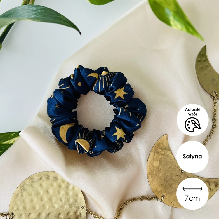 gumka-scrunchie-frotka-skranczi-celestial-luna-ksiezyce-astrologia-gwizdy-zodiak-gwiazdy-gwiazdozbiory-granatowa (1).jpg