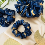 gumka-scrunchie-frotka-skranczi-celestial-luna-ksiezyce-astrologia-gwizdy-zodiak-gwiazdy-gwiazdozbiory-granatowa (16).JPG