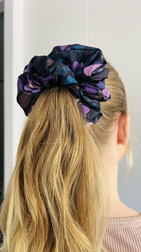 gumka-do-wlosow-scrunchie-silki-jesienna-aura-jesien-akcesoria-xxl-mini-midi-fioletowa-w-kwiaty (15).JPG