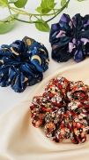 gumka-do-wlosow-scrunchie-silki-jesienna-aura-jesien-akcesoria-xxl-mini-midi-fioletowa-w-kwiaty (8).JPG
