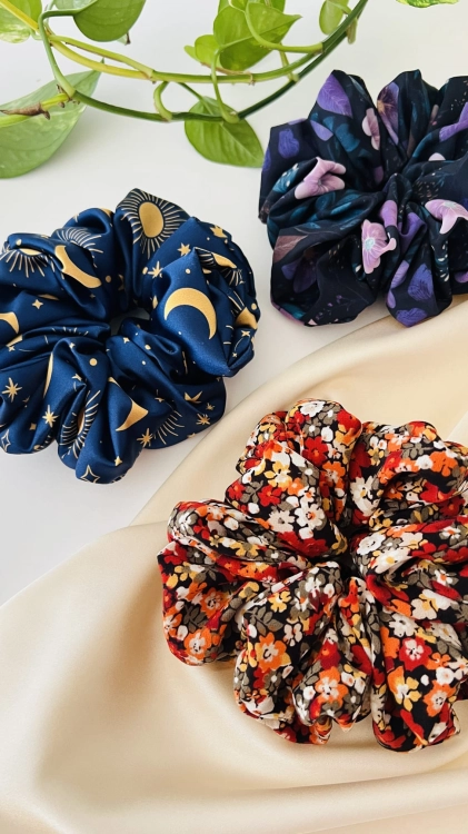 gumka-do-wlosow-scrunchie-silki-jesienna-aura-jesien-akcesoria-xxl-mini-midi-fioletowa-w-kwiaty (8).JPG