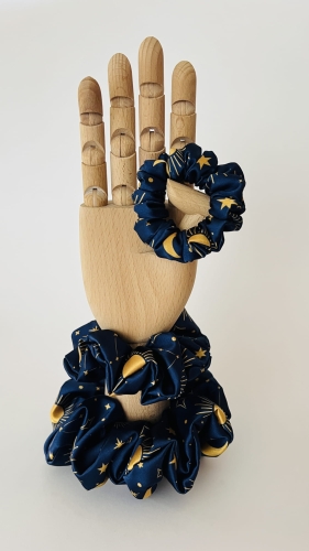 gumka-scrunchie-frotka-skranczi-celestial-luna-ksiezyce-astrologia-gwizdy-zodiak-gwiazdy-gwiazdozbiory-granatowa (18).JPG