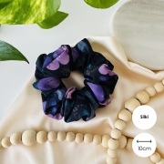 gumka-do-wlosow-scrunchie-silki-jesienna-aura-jesien-akcesoria-xxl-mini-midi-fioletowa-w-kwiaty (14).jpg