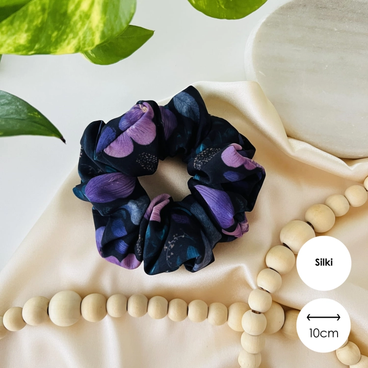 gumka-do-wlosow-scrunchie-silki-jesienna-aura-jesien-akcesoria-xxl-mini-midi-fioletowa-w-kwiaty (14).jpg