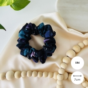 gumka-do-wlosow-scrunchie-silki-jesienna-aura-jesien-akcesoria-xxl-mini-midi-fioletowa-w-kwiaty (10).jpg